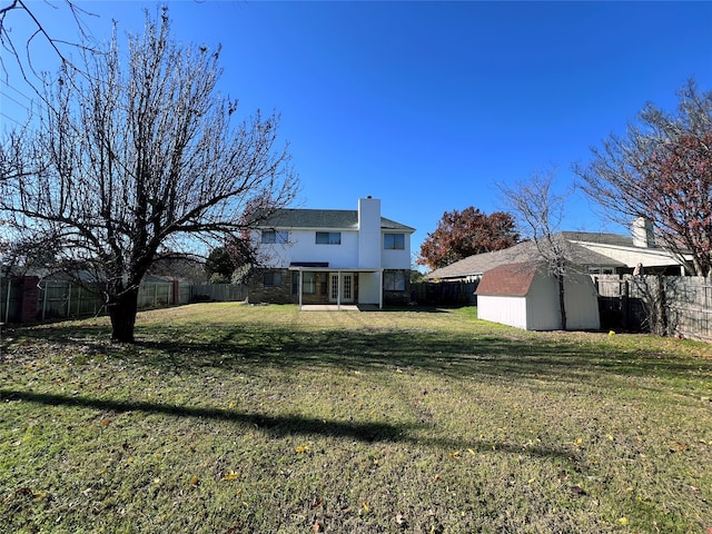 view of yard featuring a storage shed