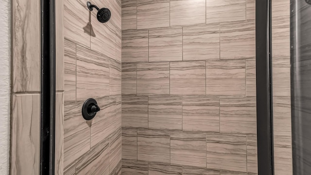 room details featuring tiled shower