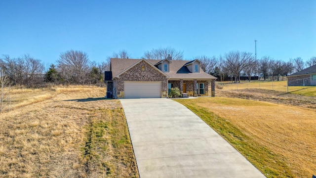 view of front of house featuring a front lawn and a garage