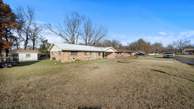 view of yard with an outbuilding