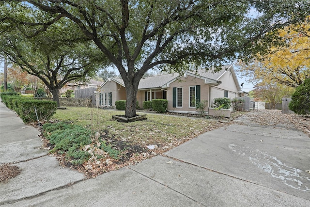 single story home featuring a front lawn