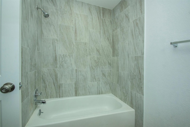 bathroom featuring tiled shower / bath combo