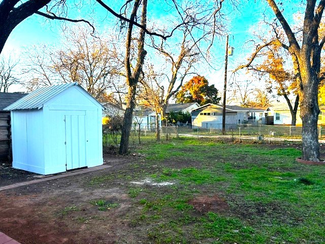 view of yard with a shed