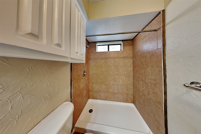 bathroom featuring tiled shower