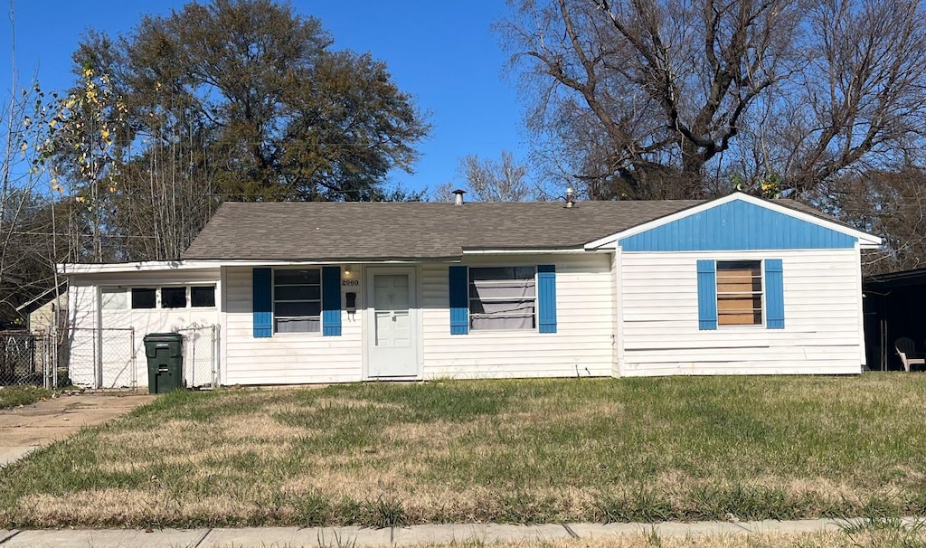 view of front of house featuring a front yard