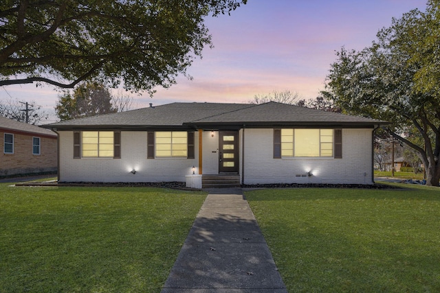 view of front of house featuring a lawn