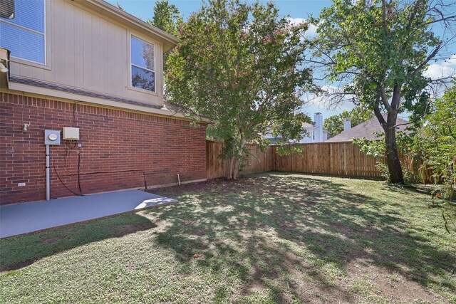 view of yard featuring a patio