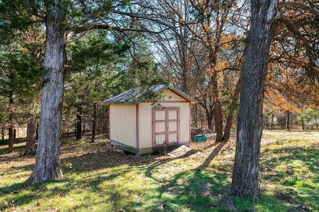 view of outdoor structure featuring a yard