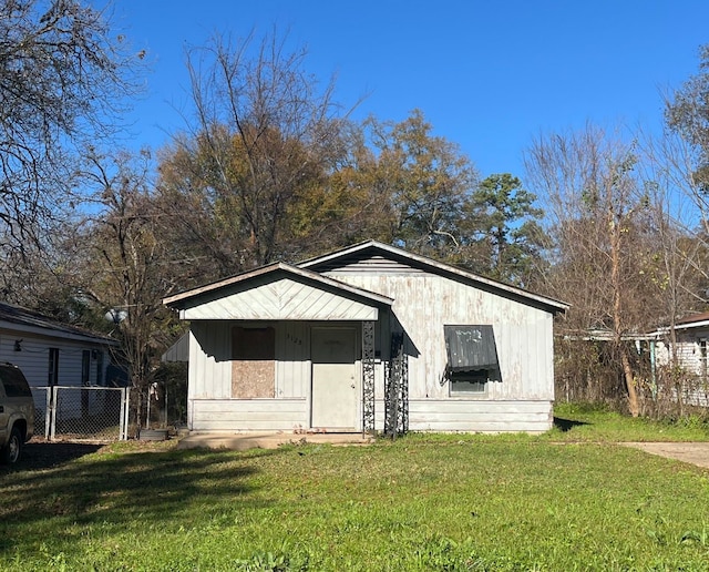 view of outdoor structure with a yard