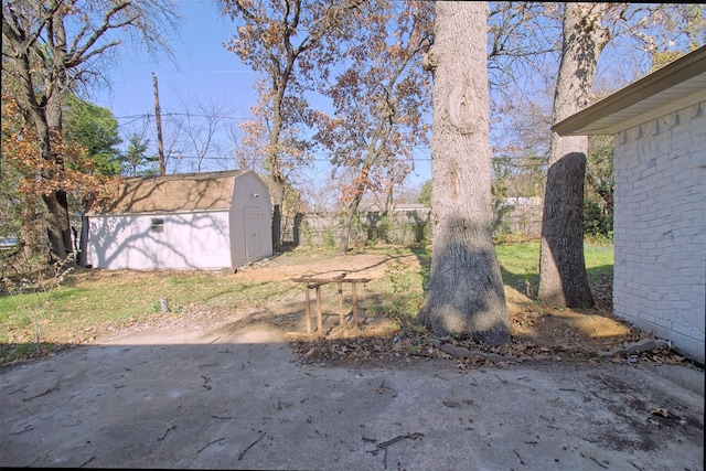 view of yard featuring a shed