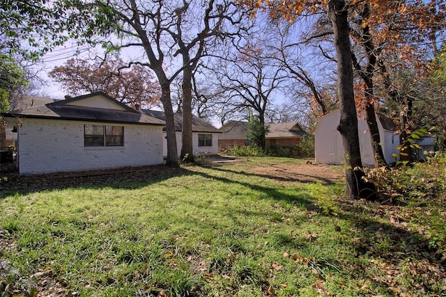 view of yard featuring a storage shed