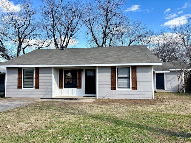 single story home featuring a front lawn