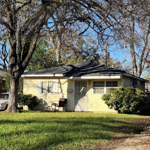 single story home featuring a front yard