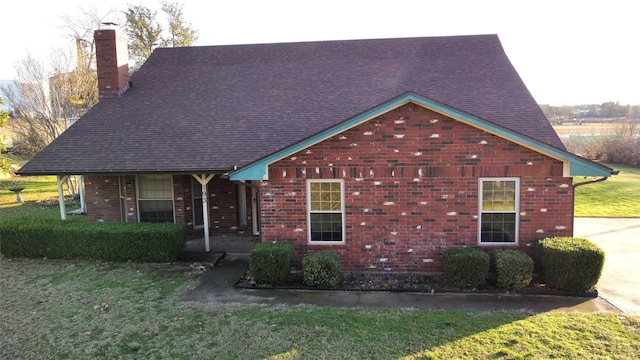 view of front of house with a porch and a front lawn