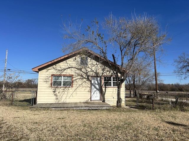 view of front of property with a front lawn