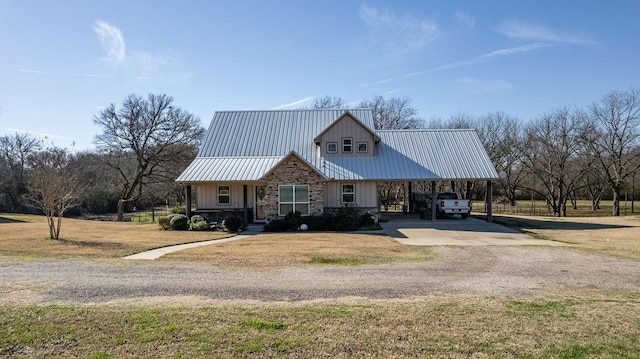 view of front facade featuring a front yard and a carport