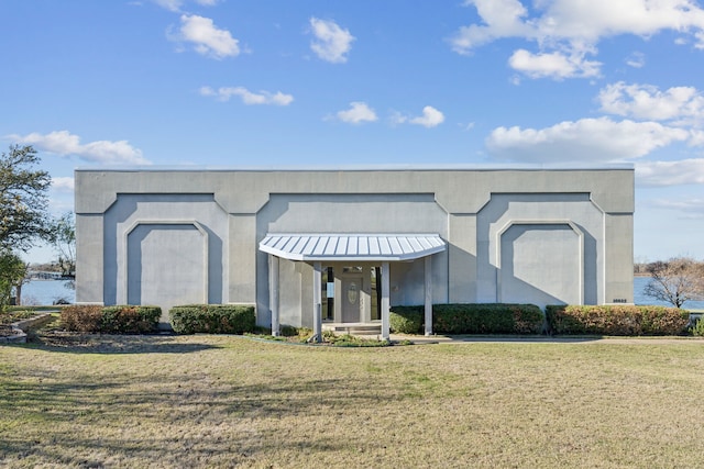 view of front of house featuring a water view and a front yard