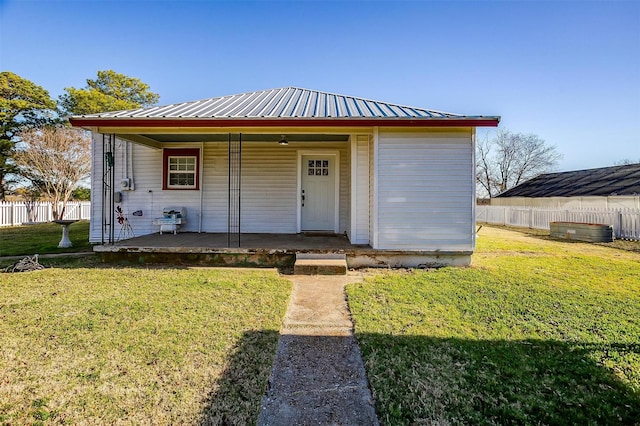 view of front of home with a front lawn