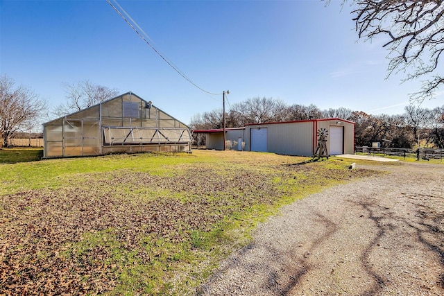 view of yard featuring an outdoor structure and a garage