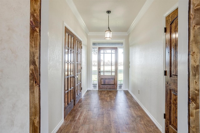 entryway featuring ornamental molding