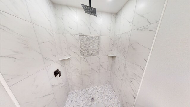 bathroom featuring tiled shower