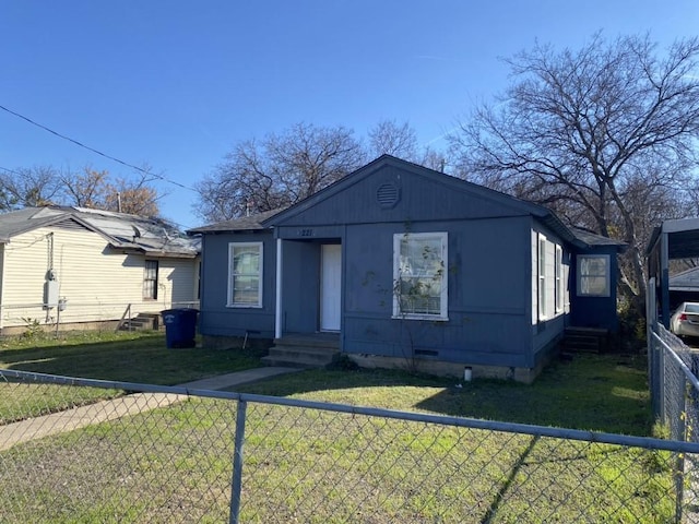 bungalow featuring a front lawn