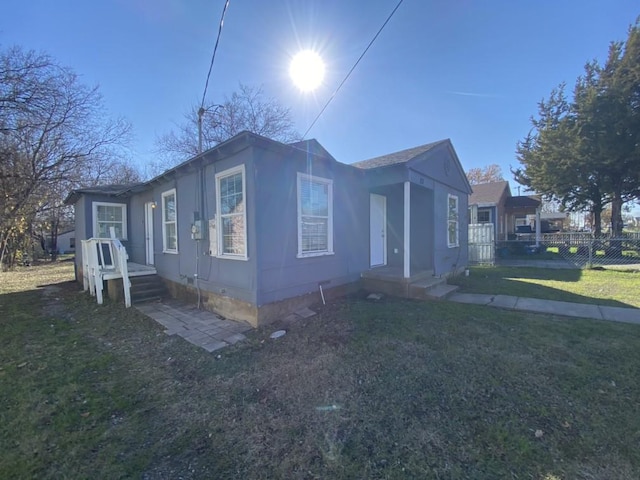 view of front of property featuring a front yard