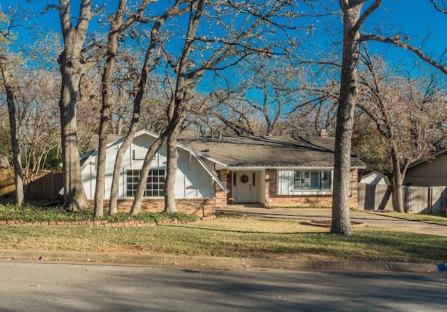 view of front of property featuring a front lawn