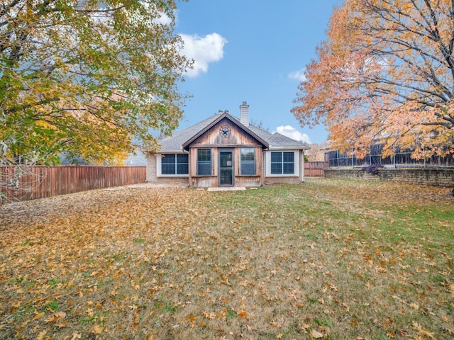 view of front of property with a front yard