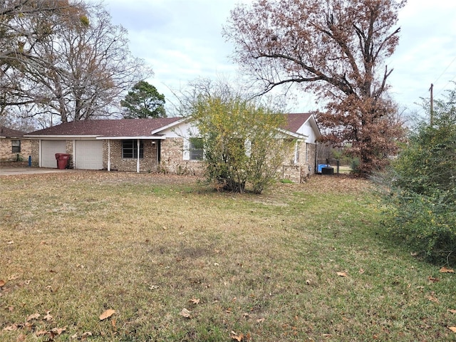 view of yard with a garage