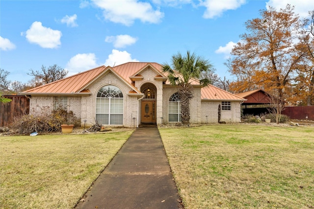 view of front of home featuring a front yard