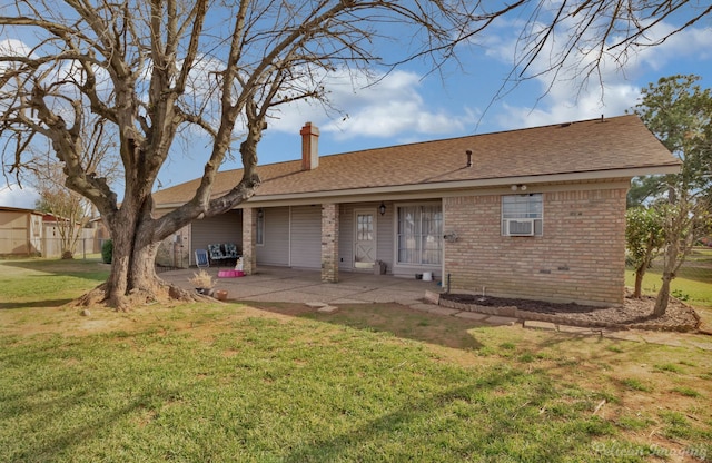 view of front of house featuring cooling unit, a patio area, and a front yard