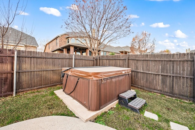 view of yard featuring a hot tub