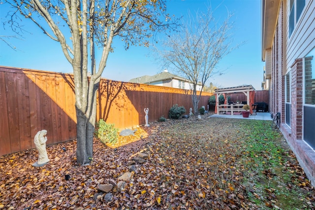 view of yard featuring a pergola and a patio area