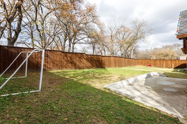 view of yard featuring a patio