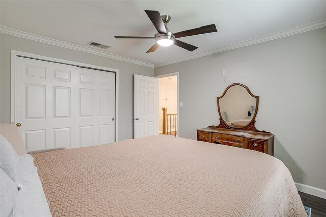 bedroom featuring crown molding, ceiling fan, and dark wood-type flooring