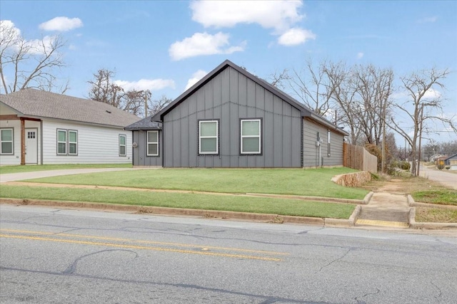 view of front of property featuring a front lawn