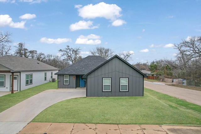 view of front facade featuring a front yard