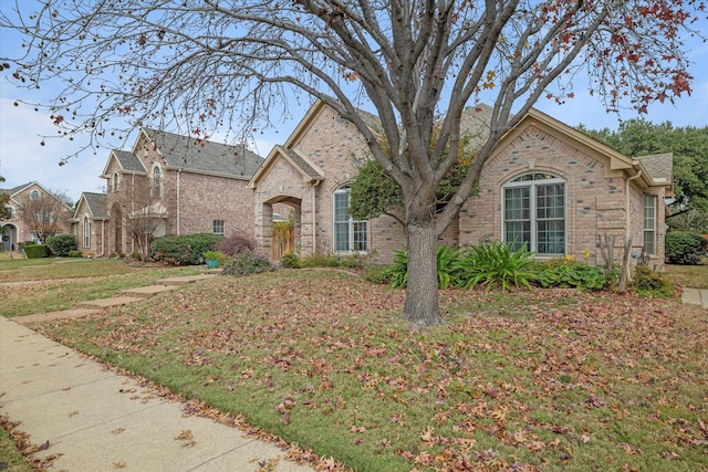 view of front of property featuring a front lawn