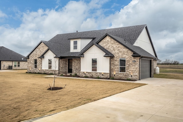 view of front of property featuring a front lawn and a garage