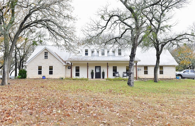 view of front facade featuring a front lawn