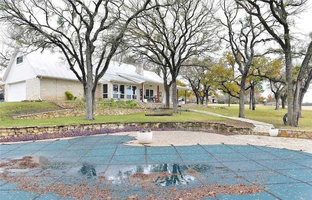 view of swimming pool featuring a lawn