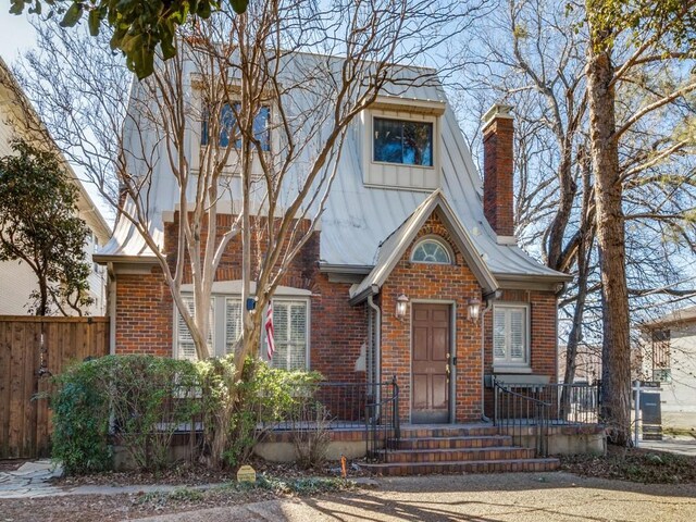 view of front of property featuring covered porch