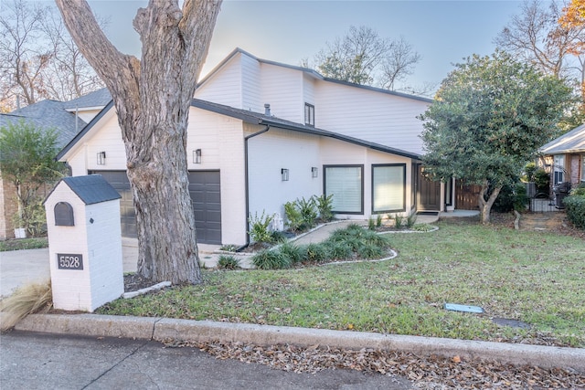 view of front facade featuring a front yard and a garage