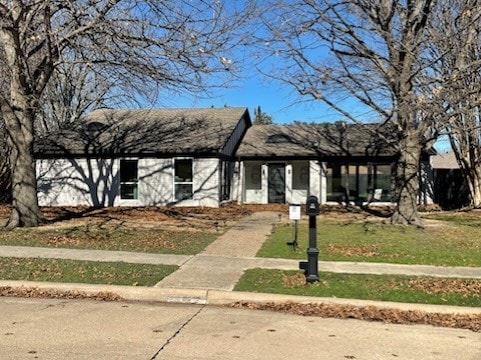 view of front of property featuring a front lawn