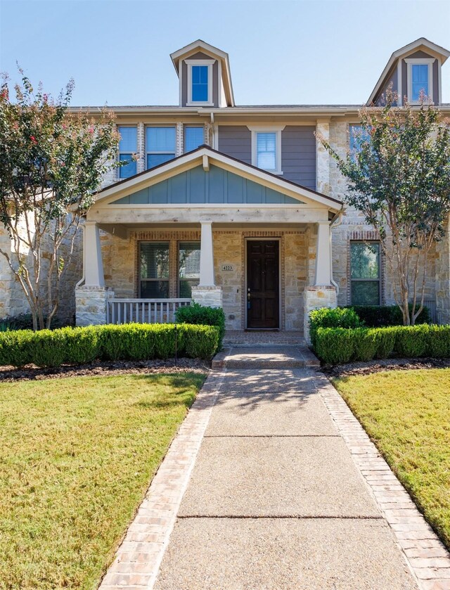 view of front of house featuring a porch and a front yard