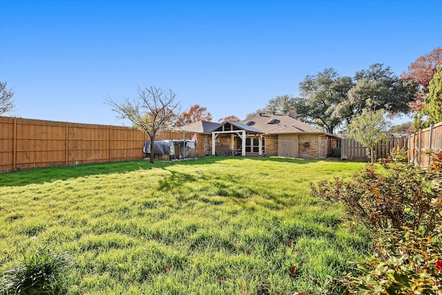 view of yard featuring a pool