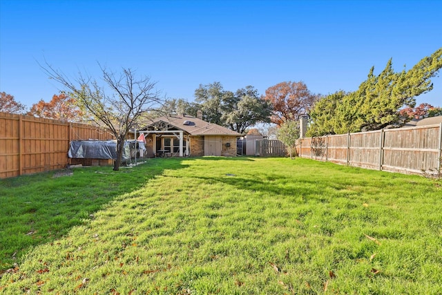 view of yard with a swimming pool