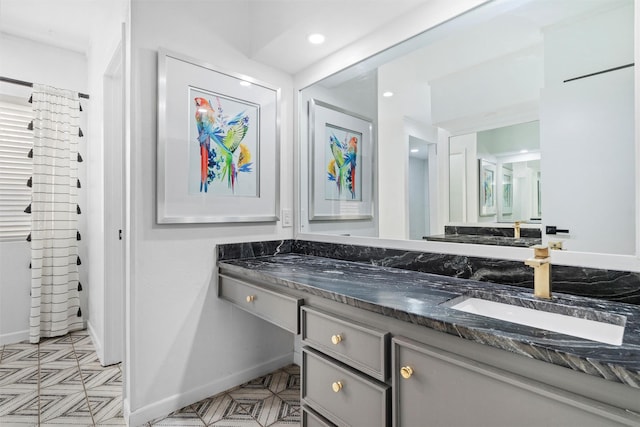full bathroom featuring a shower with curtain, recessed lighting, vanity, and baseboards