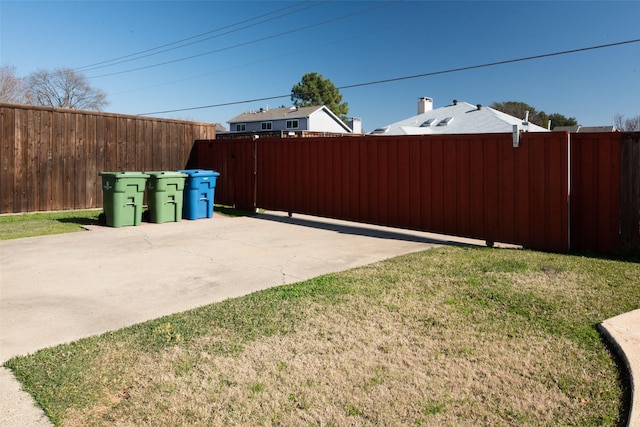 view of yard featuring a patio